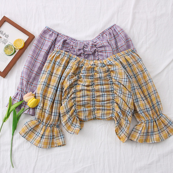 Kockás női blúz lótusz ujjal és csónakos nyakkivágással