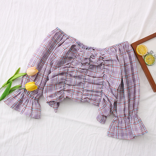 Kockás női blúz lótusz ujjal és csónakos nyakkivágással