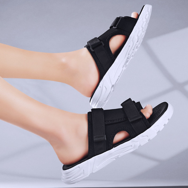 Παντόφλες μοντέρνα ανδρικά με λουράκια βελκρό και επίπεδη σόλα