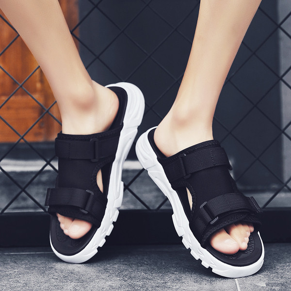 Παντόφλες μοντέρνα ανδρικά με λουράκια βελκρό και επίπεδη σόλα