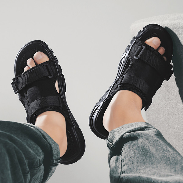 Παντόφλες μοντέρνα ανδρικά με λουράκια βελκρό και επίπεδη σόλα