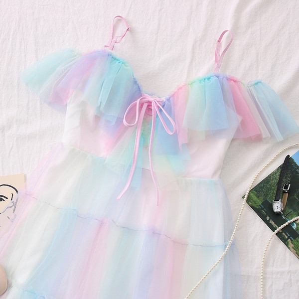 Moderna ženska haljina na tanke naramenice i til