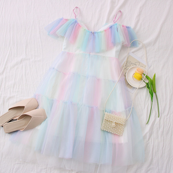 Moderna ženska haljina na tanke naramenice i til