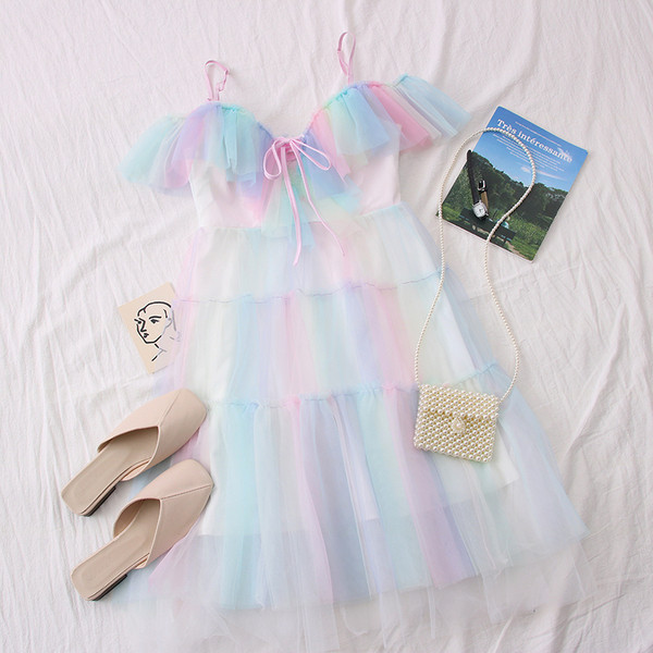 Moderna ženska haljina na tanke naramenice i til