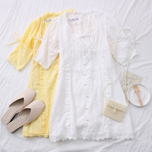 Дамска рокля с връзки и квадратно деколте