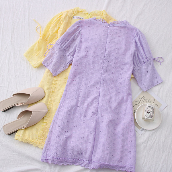 Дамска рокля с връзки и квадратно деколте