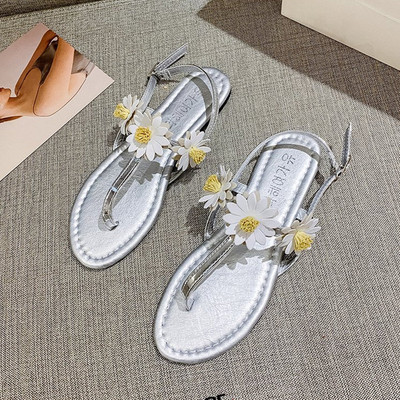 Ženske sandale s cvjetićima i remenom - ravni potplat