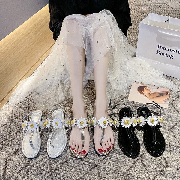 Ženske sandale s cvjetićima i remenom - ravni potplat