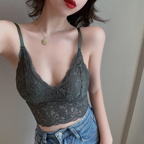 Rövid női melltartó háromszög alakú csipkekupakkal