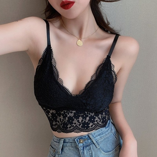 Rövid női melltartó háromszög alakú csipkekupakkal