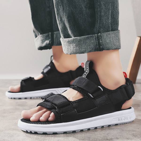 Μοντέρνα ανδρικά σανδάλια σε μαύρο χρώμα με επίπεδη σόλα