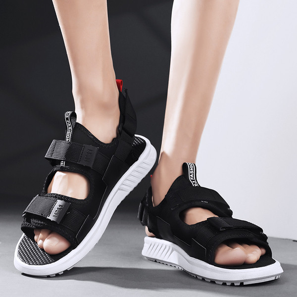 Μοντέρνα ανδρικά σανδάλια σε μαύρο χρώμα με επίπεδη σόλα