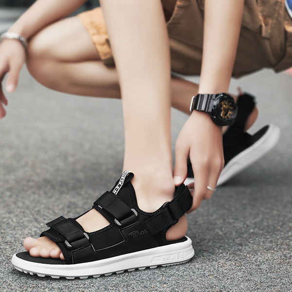 Μοντέρνα ανδρικά σανδάλια σε μαύρο χρώμα με επίπεδη σόλα