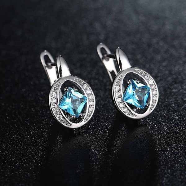 Kerek alakú, kövekkel díszített női fülbevaló