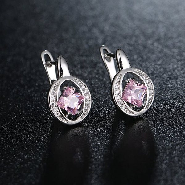 Kerek alakú, kövekkel díszített női fülbevaló