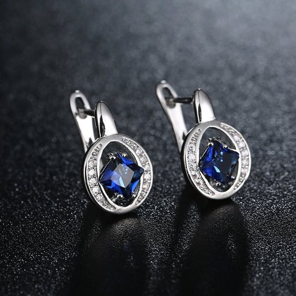 Kerek alakú, kövekkel díszített női fülbevaló