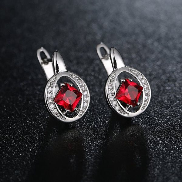 Kerek alakú, kövekkel díszített női fülbevaló