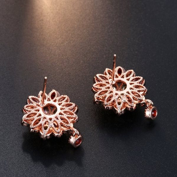 Elegáns női fülbevaló kerek formával és díszítő kövekkel