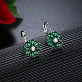 Cercei de dama in forma de floare decorati cu pietre