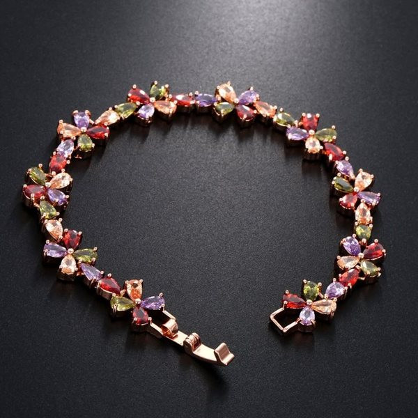 Virág formájú színes kövekkel díszített karkötő