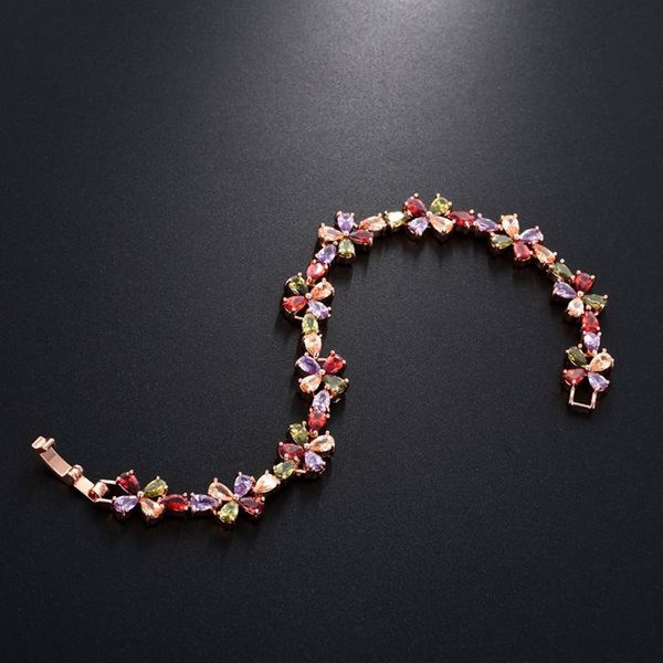 Virág formájú színes kövekkel díszített karkötő