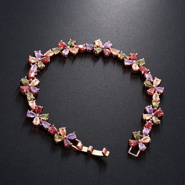 Virág formájú színes kövekkel díszített karkötő