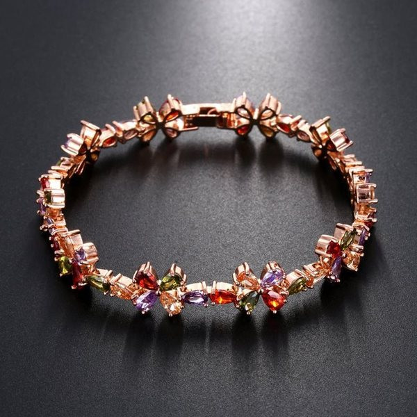 Virág formájú színes kövekkel díszített karkötő