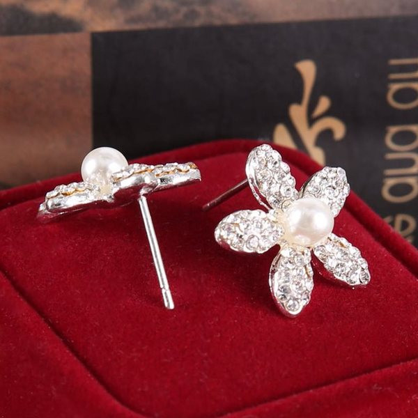 Сребристи обеци с камъни и перли