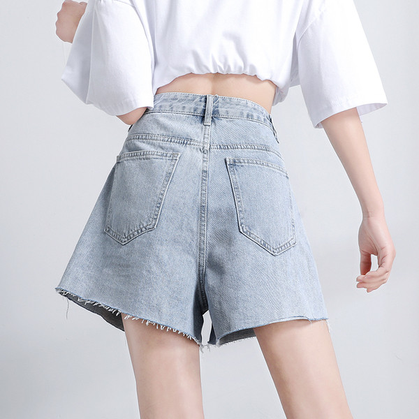 Női rövid farmer új modell világos színben, színes zsebekkel