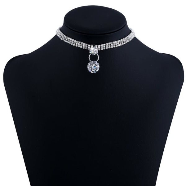 Elegantna ogrlica s privjeskom i kamenčićima