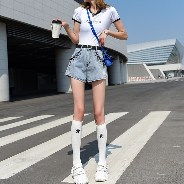 Könnyű, rövid női farmer, zsebeiben dekoratív fekete fűzővel