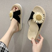 Casual γυναικείες παντόφλες με στοιχείο 3D και επίπεδη σόλα