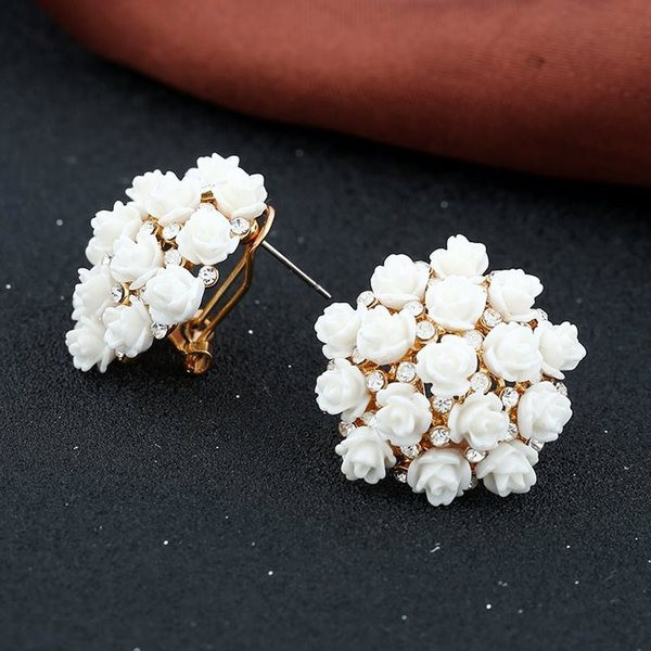 Ženske okrugle naušnice sa cvjetnim ukrasom