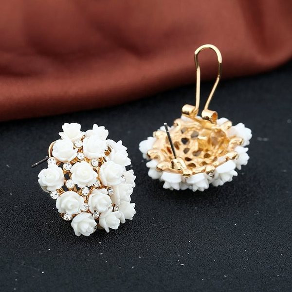 Ženske okrugle naušnice sa cvjetnim ukrasom