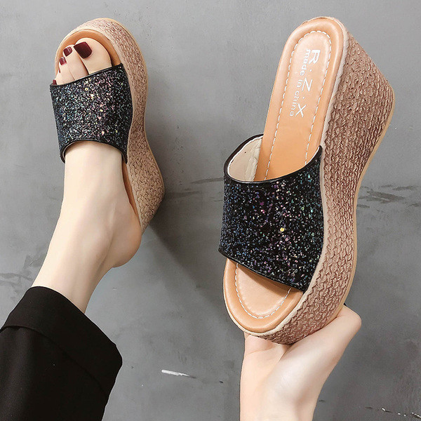 Стилни дамски чехли с лъскав ефект и платформа