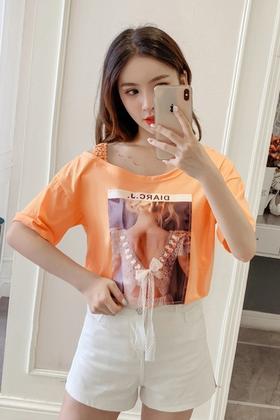 Női póló csónakos nyakkivágással és 3D díszítéssel