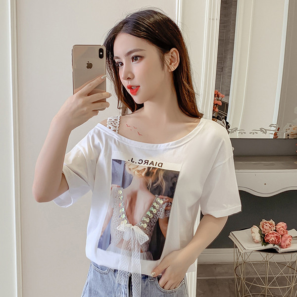 Női póló csónakos nyakkivágással és 3D díszítéssel