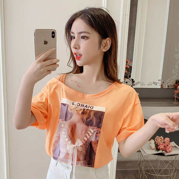 Női póló csónakos nyakkivágással és 3D díszítéssel