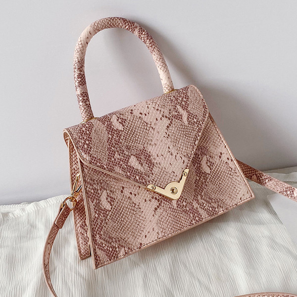 Női táska kígyómintával és két füllel