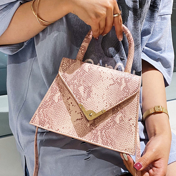 Női táska kígyómintával és két füllel