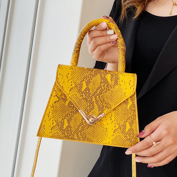 Női táska kígyómintával és két füllel