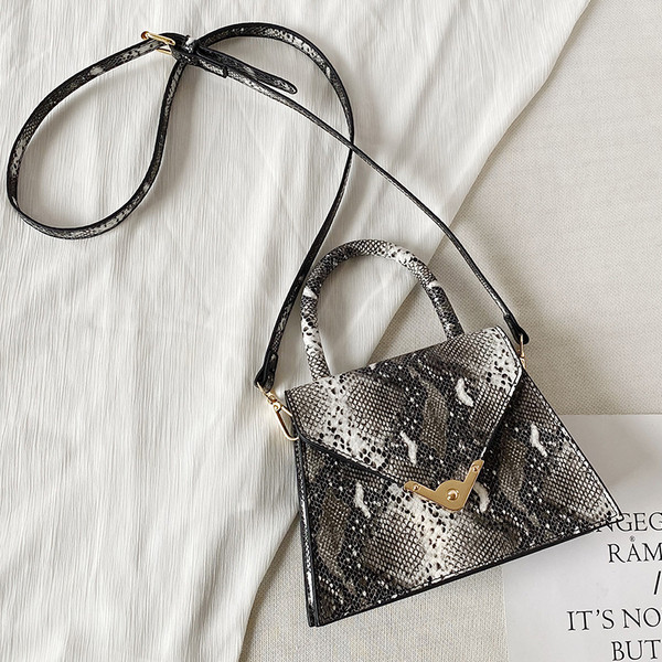 Női táska kígyómintával és két füllel