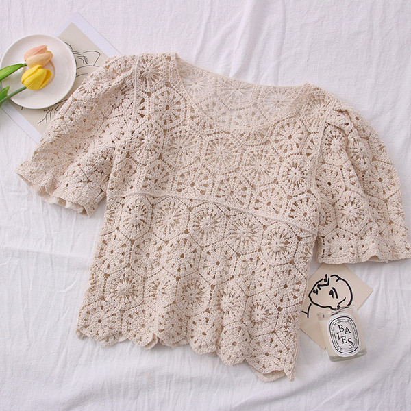 Női blúz ovális nyakkivágással és rövid ujjal