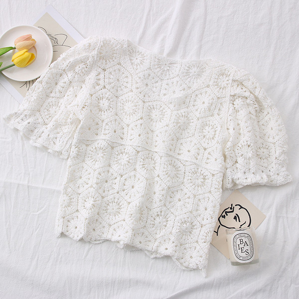 Női blúz ovális nyakkivágással és rövid ujjal