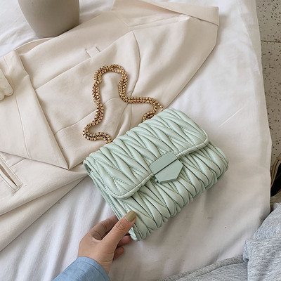 Γυναικεία τσάντα από οικολογικό δέρμα και μεγάλη μεταλλική λαβή