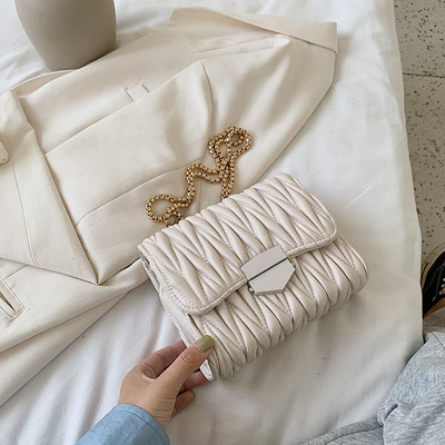 Γυναικεία τσάντα από οικολογικό δέρμα και μεγάλη μεταλλική λαβή