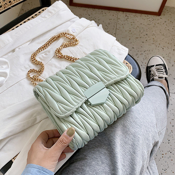 Γυναικεία τσάντα από οικολογικό δέρμα και μεγάλη μεταλλική λαβή