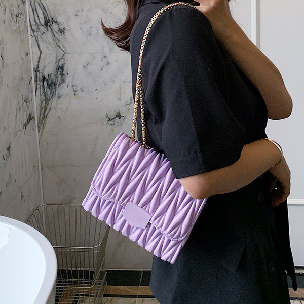 Γυναικεία τσάντα από οικολογικό δέρμα και μεγάλη μεταλλική λαβή