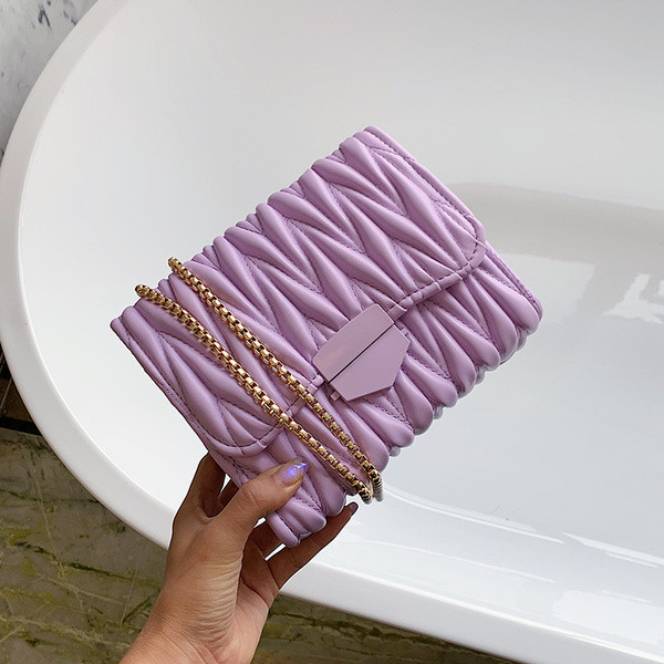 Γυναικεία τσάντα από οικολογικό δέρμα και μεγάλη μεταλλική λαβή