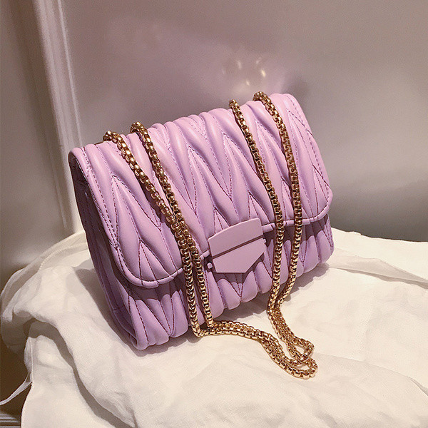 Γυναικεία τσάντα από οικολογικό δέρμα και μεγάλη μεταλλική λαβή